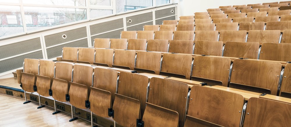Leerer Hörsaal in einer Universität