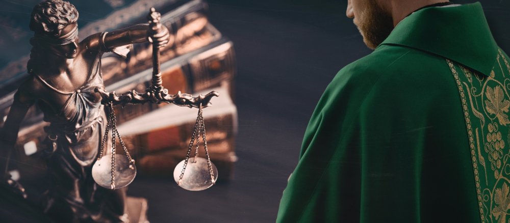 Priester im Messgewand und Justizia