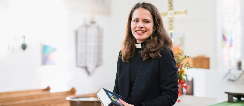 Claudia Häfner, Pfarrerin der Hoschulgemeinde an der TU in München, trägt Kleidung von "Casual Priest"