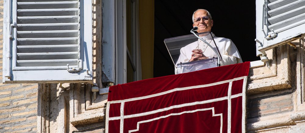 Papst Leo XIV. beim Mittagsgebet am Fenster des Apostolischen Palastes im Vatikan.