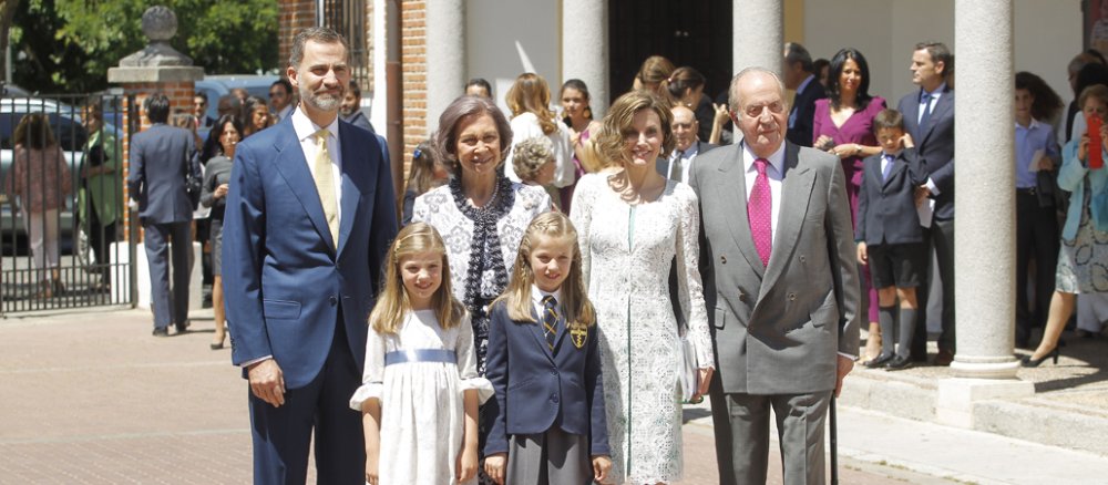 Die spanische Königsfamilie steht auf einem Schulhof für ein Foto zusammen.