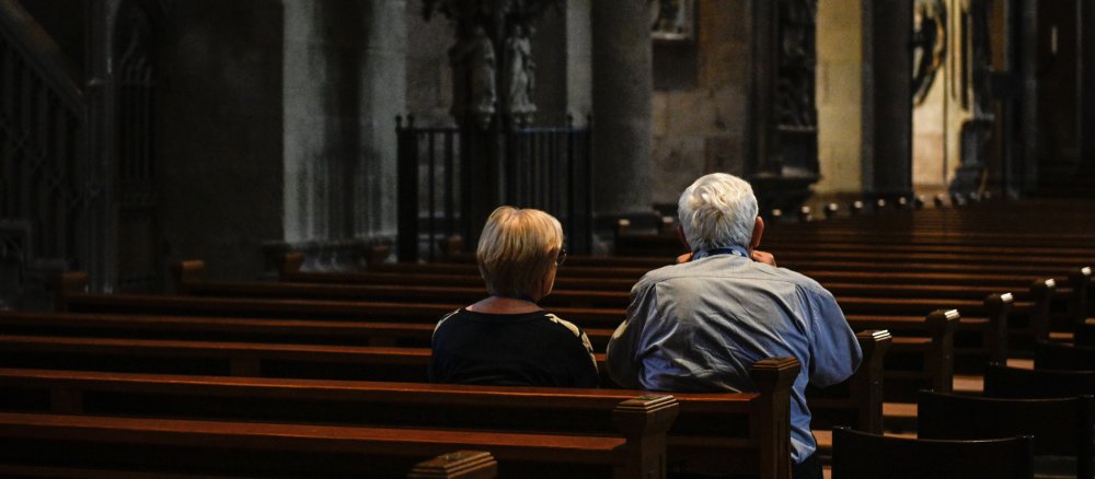Älteres Paar in einer Kirche