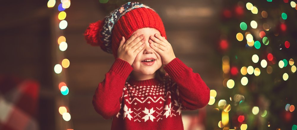 Ein Kind verschließt zu Weihnachten die Augen