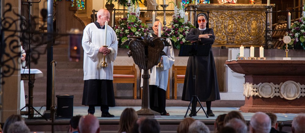 Schwester Judith Beule gebärdet bei einem Gottesdienst