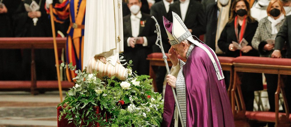 Papst Franziskus bekreuzigt sich vor einer Marienstatue