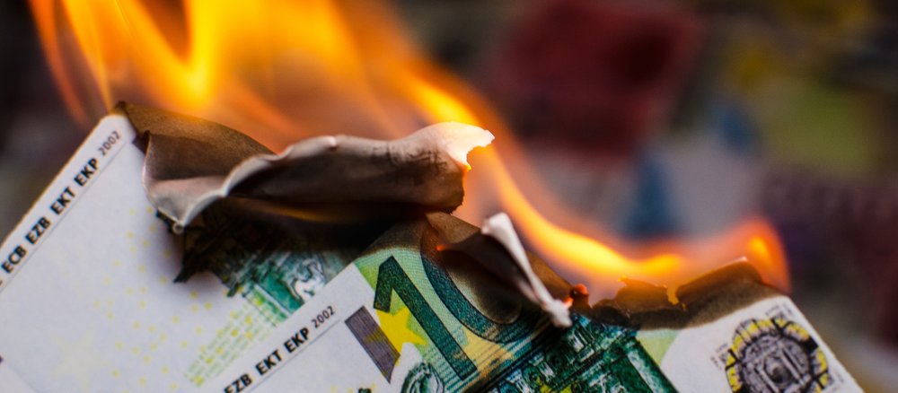 Zwei brennende 100-Euro-Scheine.