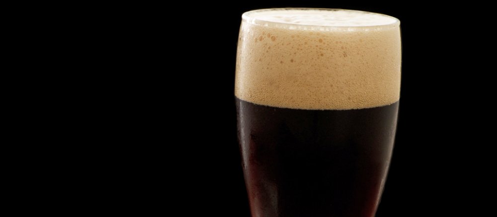 Ein Glas dunkles Bier.