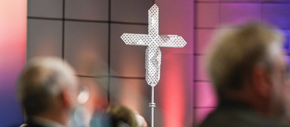 Metallkreuz des Synodalen Weges