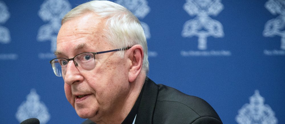 Erzbischof Stanislaw Gadecki bei einer Pressekonferenz im Vatikan