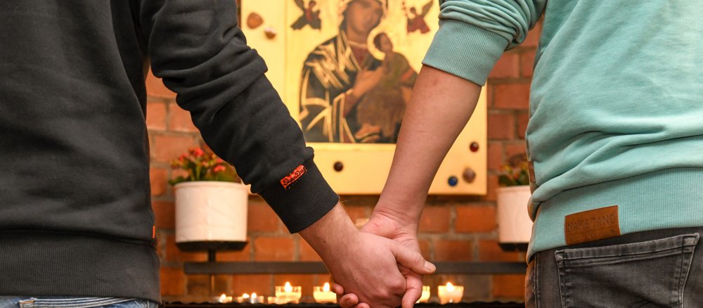 Homosexuelles Paar in einer Kapelle