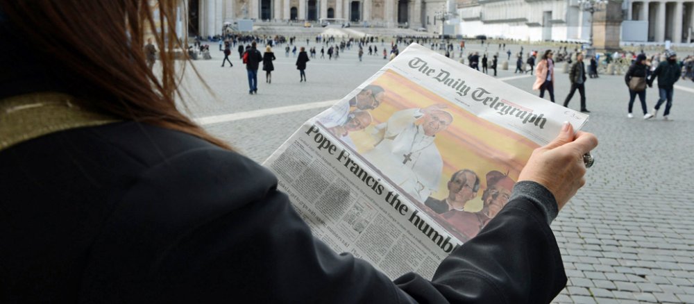 Kardinal Jorge Mario Bergoglio wurde am 13.März 2013 vom Konklave zum Papst gewählt. Im Bild: Eine Frau liest am 14. März eine Zeitung auf dem Petersplatz.
