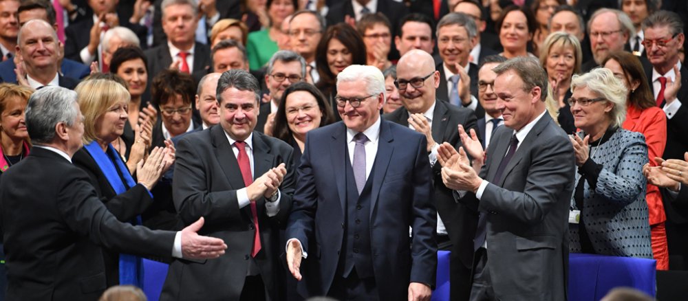 Der Designierter Bundespräsident Frank-Walter Steinmeier (M, SPD) wird am 12.02.2017 im Reichstag in Berlin nach der Wahl zum Bundespräsidenten von den Mitgliedern der Bundeversammlung beglückwünscht