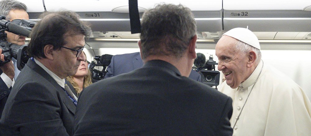 Schriftsteller Javier Cercas (l.) trifft Papst Franziskus (r.) im Flugzeug bei der Papst-Reise in die Mongolei