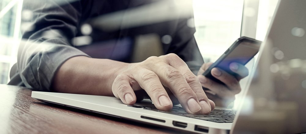Ein Blogger schreibt auf einem Laptop