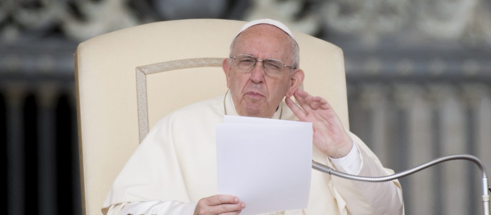 Papst Franziskus hört zu