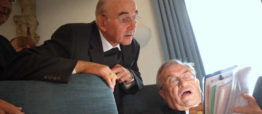 Der Münsteraner Bischof Felix Genn (m) spricht mit dem Mainzer Bischof, Karl Kardinal Lehmann (r).
