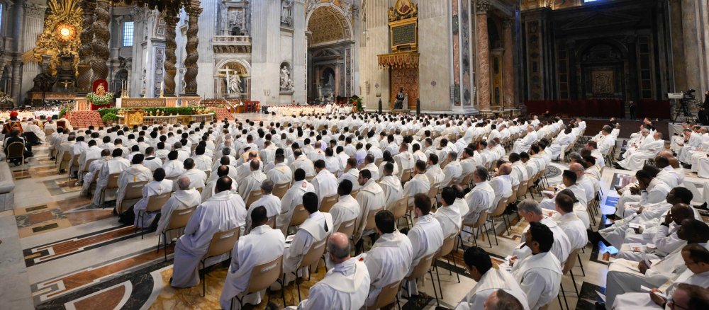 Priester während der Chrisammesse an Gründonnerstag