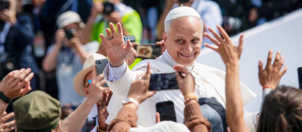 Beim Abschlussgottesdienst des Jugendjubiläums am 3. August 2025 grüßt Papst Leo XIV. die jubelnden Menschenmassen.