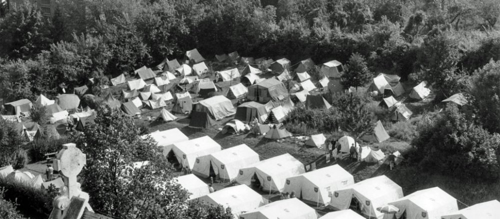 Die Malteser Zeltstadt für die DDR-Bürger rund um die Zugliget-Kirche von Pfarrer Imre Koszma.