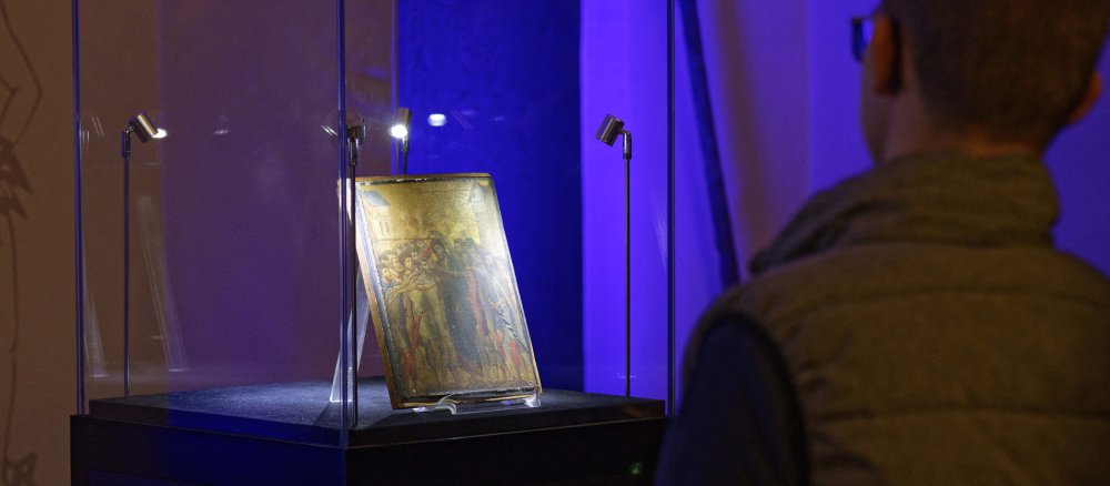 Ein Mensch betrachtet das Gemälde "Die Verspottung Christi" kurz vor der Versteigerung.