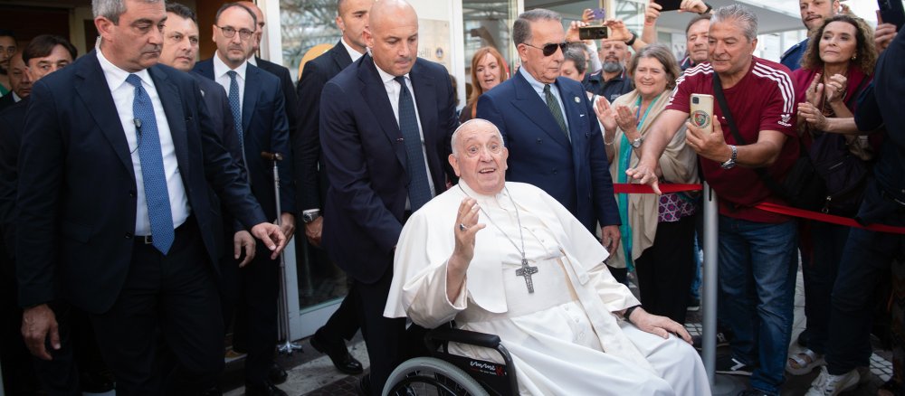 Papst Franziskus verlässt Gemelli-Klinik