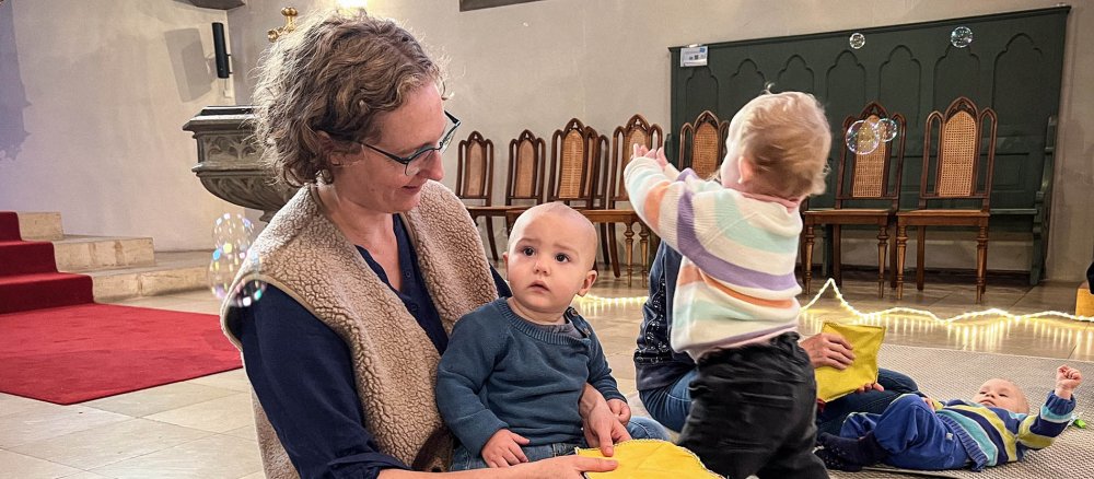 Johanna und ihr Sohn Leo beim Baby-Kirchenliedersingen am 15. Oktober 2025 in der Kirche Sankt Michael in Fürth.