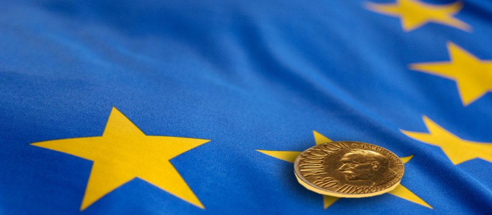 EU-Flagge und Nobelmedaille