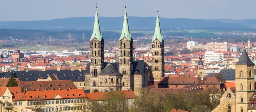 Der Bamberger Dom mit der Stadt im Hintergrund