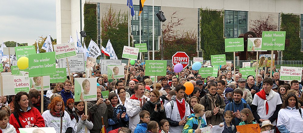 Teilnehmer beim "Marsch für das Leben" Ende September 2012 vor dem Berliner Bundeskanzleramt.