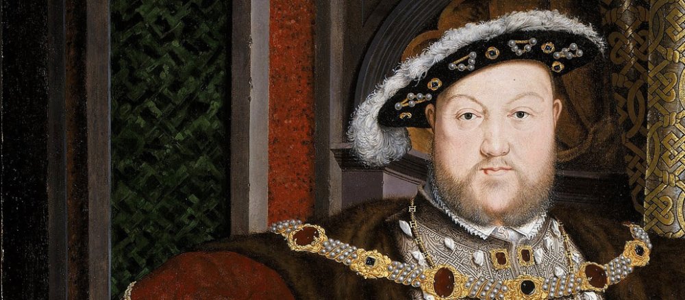 Ein dicker Mann mit Vollbart im königlichen Ornat.