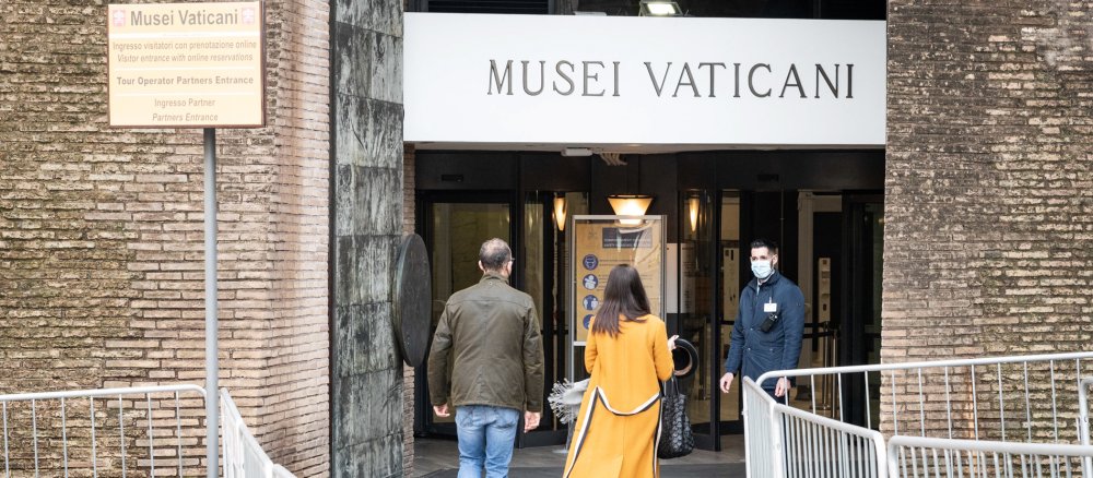 Besucher auf dem Weg zum Eingang der Vatikanischen Museen