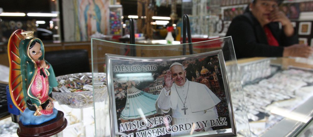 Laden mit Devotionalien zum Papstbesuch in Mexiko 2016.