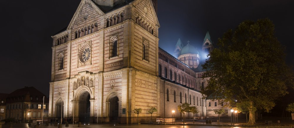 Der beleuchtete Speyrer Kaiserdom bei Nacht.