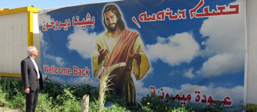 Erzbischof Ludwig Schick blickt auf Jesus-Plakatwand