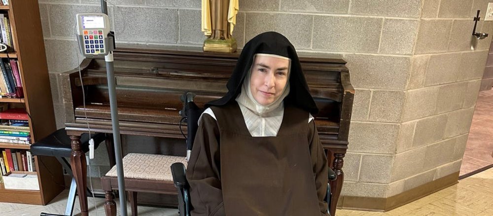 Mutter Teresa Agnes Gerlach in einem Rollstuhl im Karmel