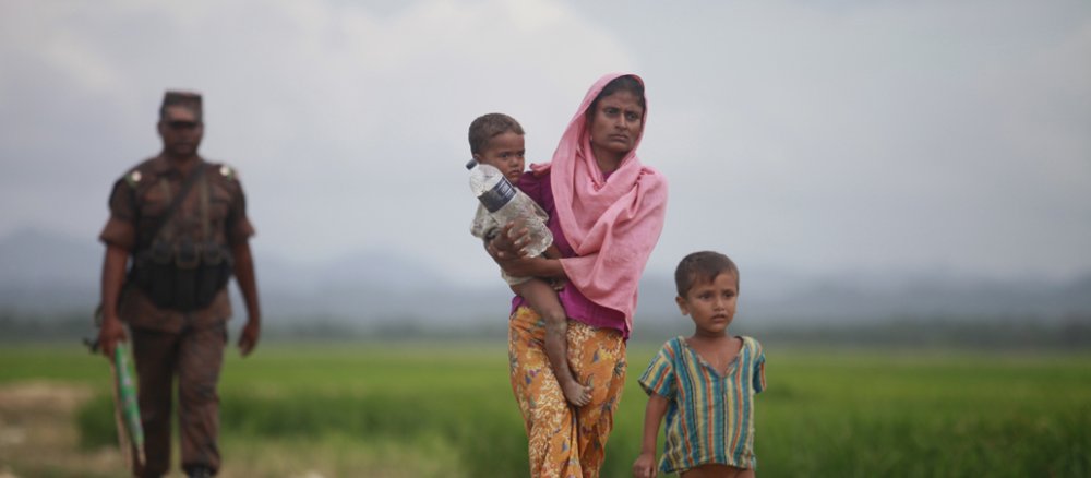 Eine Rohingya flüchtet sich mit ihren zwei Kindern nach Cox's Bazar in Bangladesh.