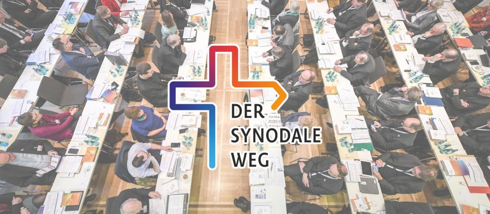 Logo des Synodalen Wegs vor einem Bild der Ersten Synodalversammlung