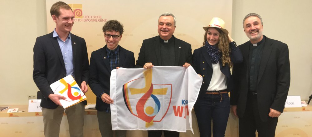 Bischof Wiesemann zusammen mit Jugendlichen und einem Priester