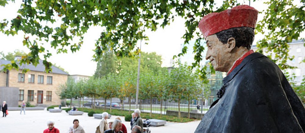 Statue von Kardinal Franz Hengsbach auf dem Essener Domplatz