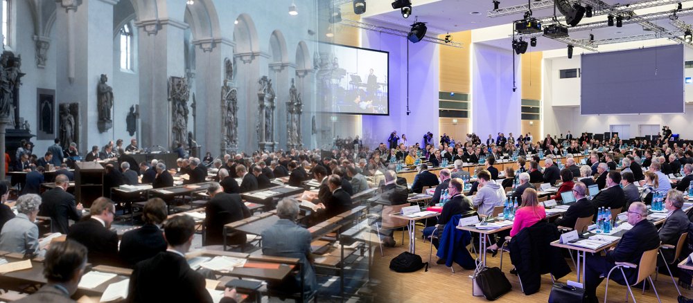Eine Fotomontage aus einem Bild der Würzburger Synode und einem Foto des Synodalen Wegs