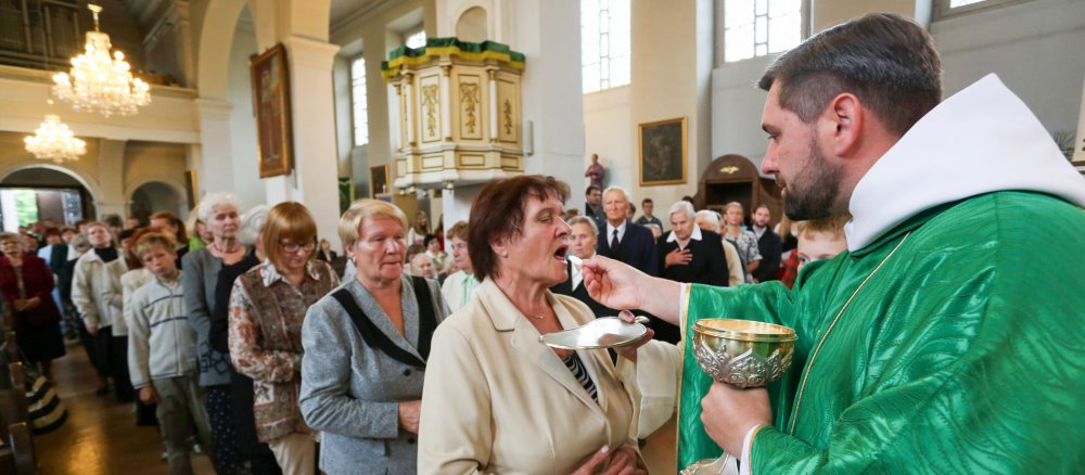 Mundkommunion in einer Kirchengemeinde