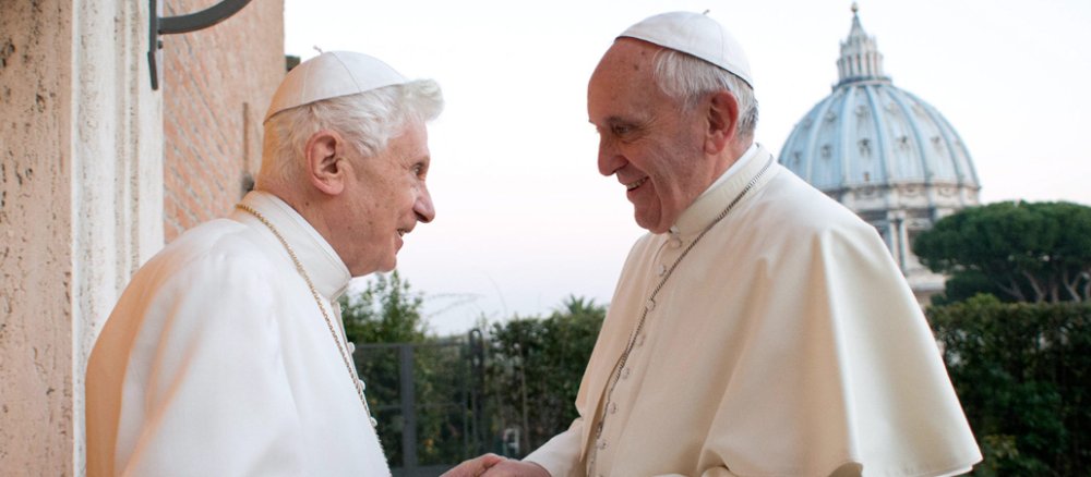 Der emeritierte Papst Benedikt XVI. gemeinsam mit Papst Franziskus.