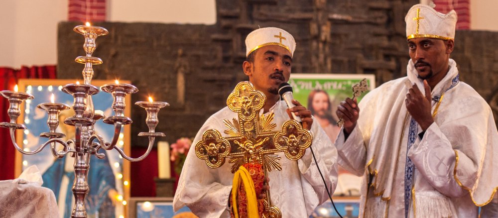 Zwei Priester der eritreisch-orthodoxen Gemeinde Sankt Michael halten Kreuze in ihren Händen