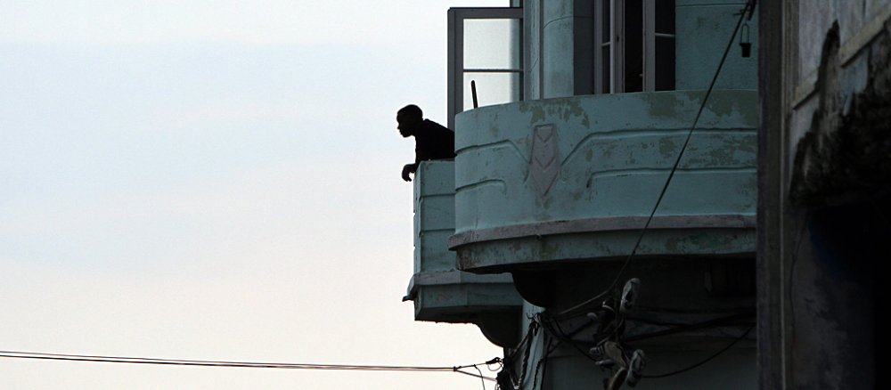 Ein Mann steht auf einem Balkon in Havana, Cuba
