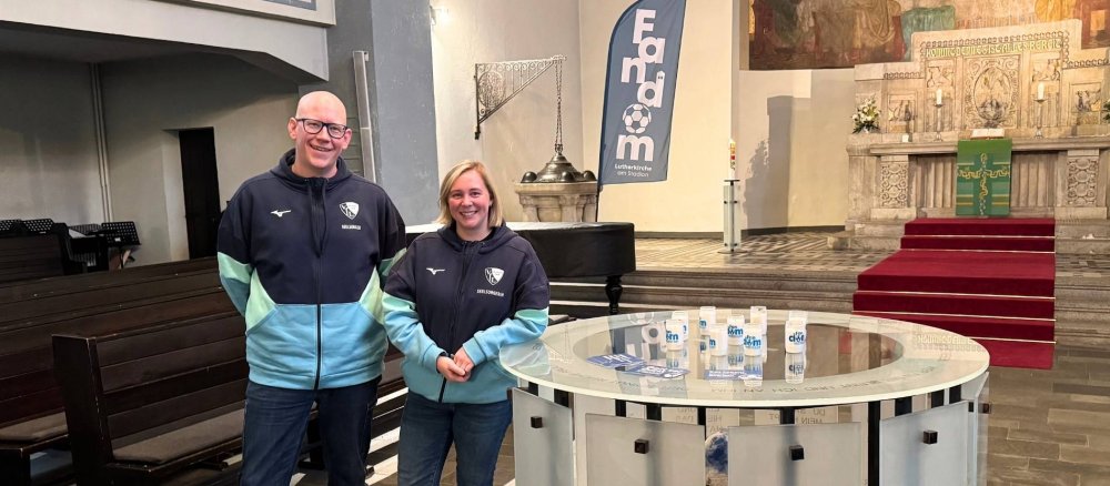 Die beiden Seelsorger Michael Diek und Julia Kreuch betreuen das Projekt "FanDom" in Bochum.