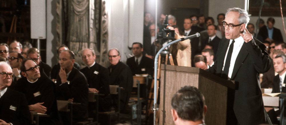 Karl Rahner während der Zweite Sitzungsperiode der Vollversammlung der gemeinsamen Synode der Bistümer der BRD in Würzburgvom 10.5. bis 14.5.1972