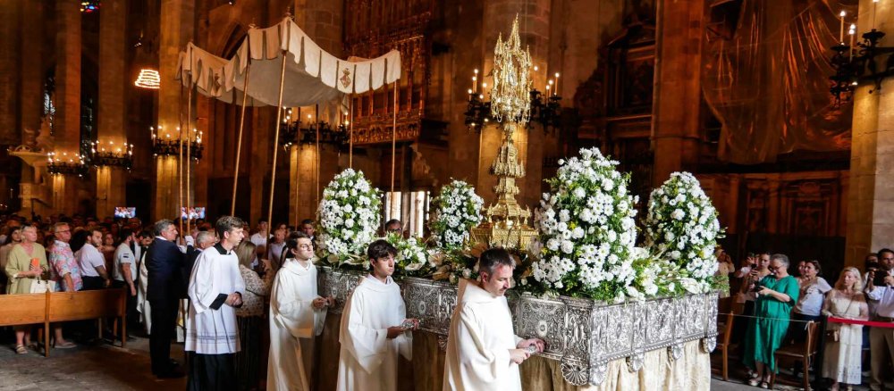 Goldene Monstranz auf dem Monstranzwagen beim Auszug nach dem Gottesdienst zu Fronleichnam in der Kathedrale La Seu von Palma de Mallorca (Spanien).