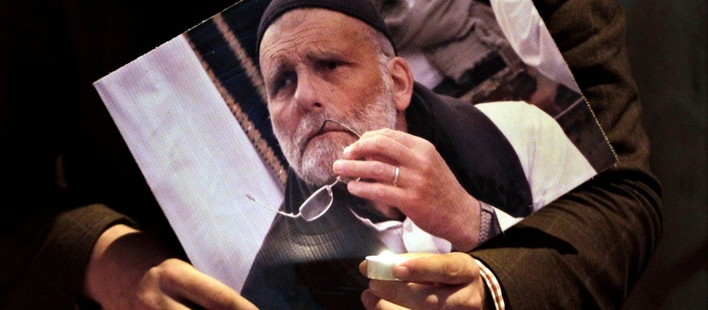 Mit einer Kerze und einem Bild vom Jesuitenpfarrer wird an Paolo Dall'Oglio gedacht.