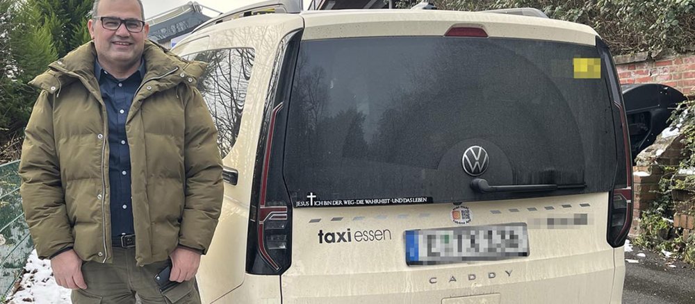 Ein Essener Taxi mit dem Bibelspruch "Jesus – Ich bin der Weg, die Wahrheit und das Leben".