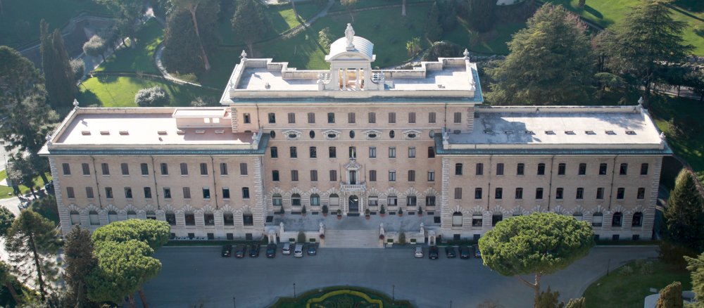 Das Governatorat des Vatikanstaats im Schatten des Petersdoms.